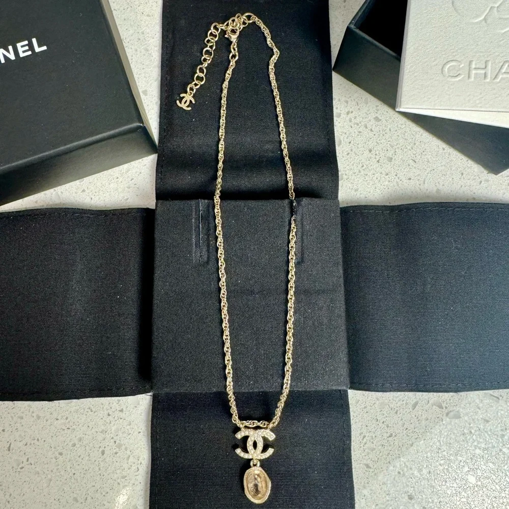 CHANEL▪️CC pearls and crystal Pendant necklace - Picture 3 of 5